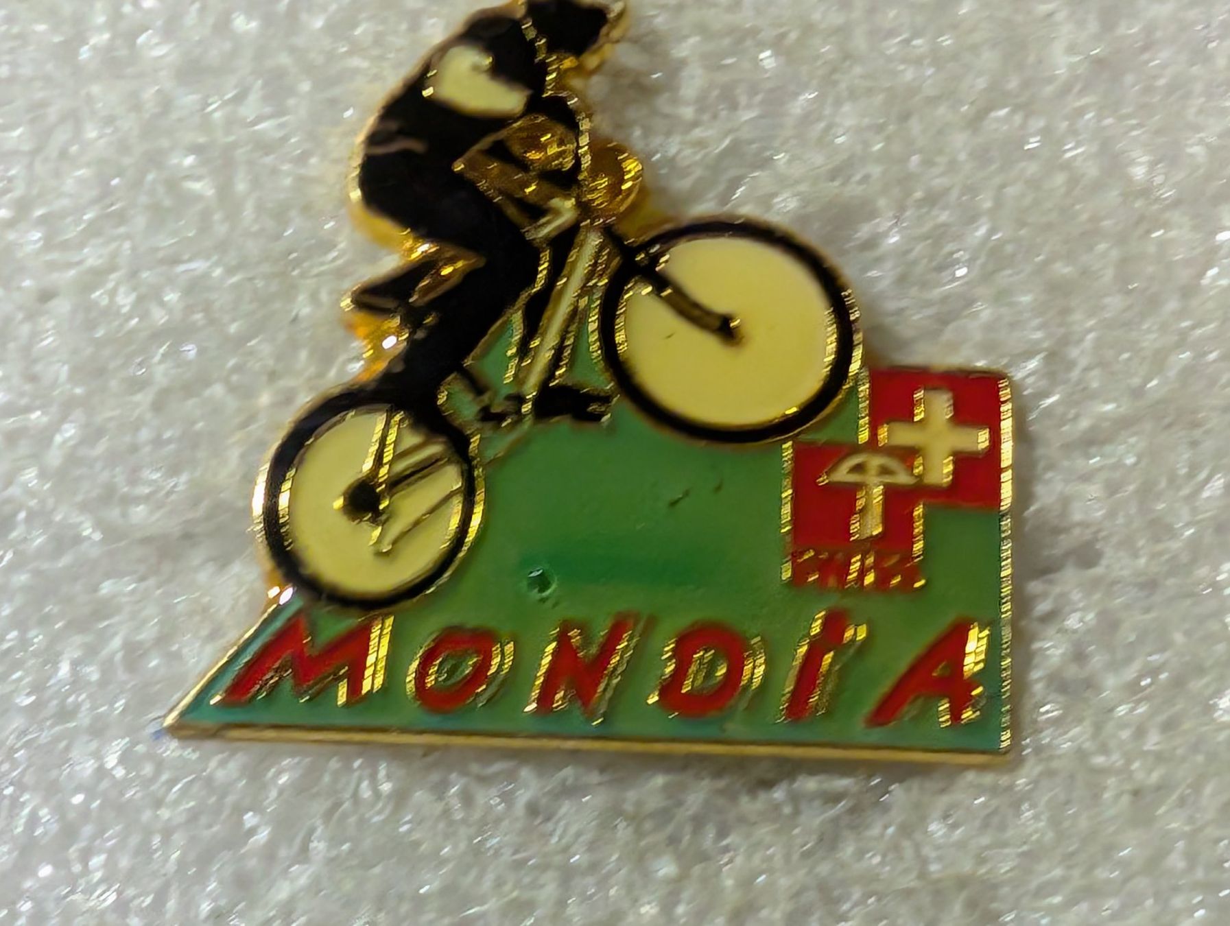 Placchette & Badge: Ansteckpin 115: Mondia – Usato da Oppligen venduto da Pin-Fall-Shop