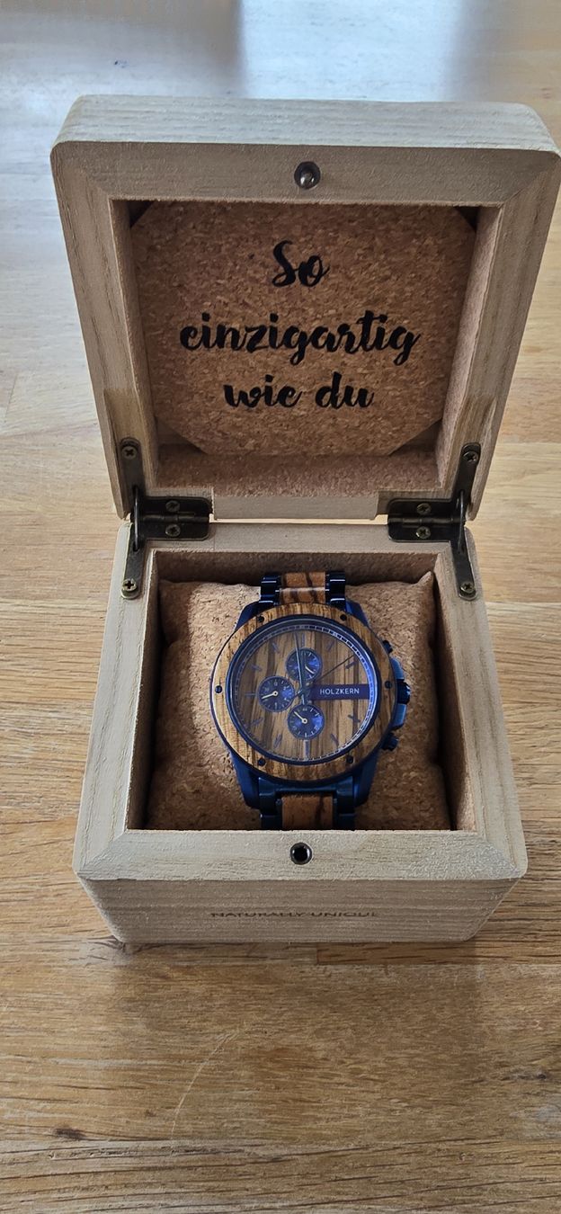 Orologi: Holzkern Uhr mit Armband – Usato da Emmetten venduto da Amelandrea