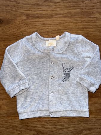 New Born Baby Jacke Gr. 62, Grau mit Krokodil-Motiv