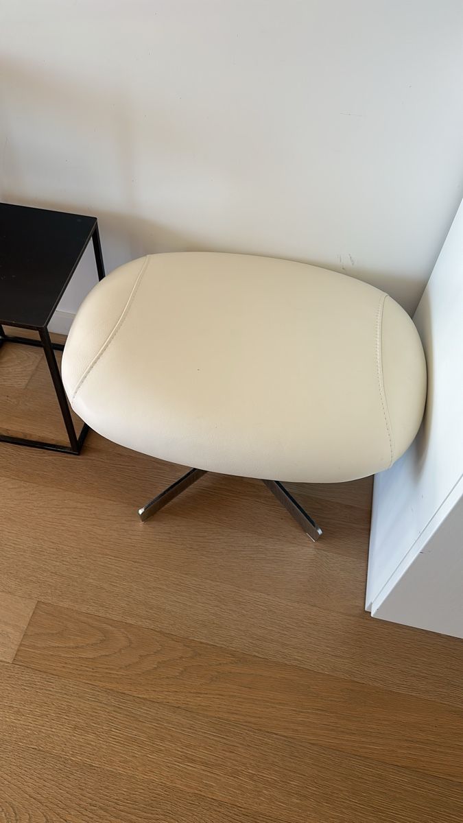 Fauteuils: Sessel cremweiss mit Hocker – D'occasion à Bassersdorf par Stebefasa 1