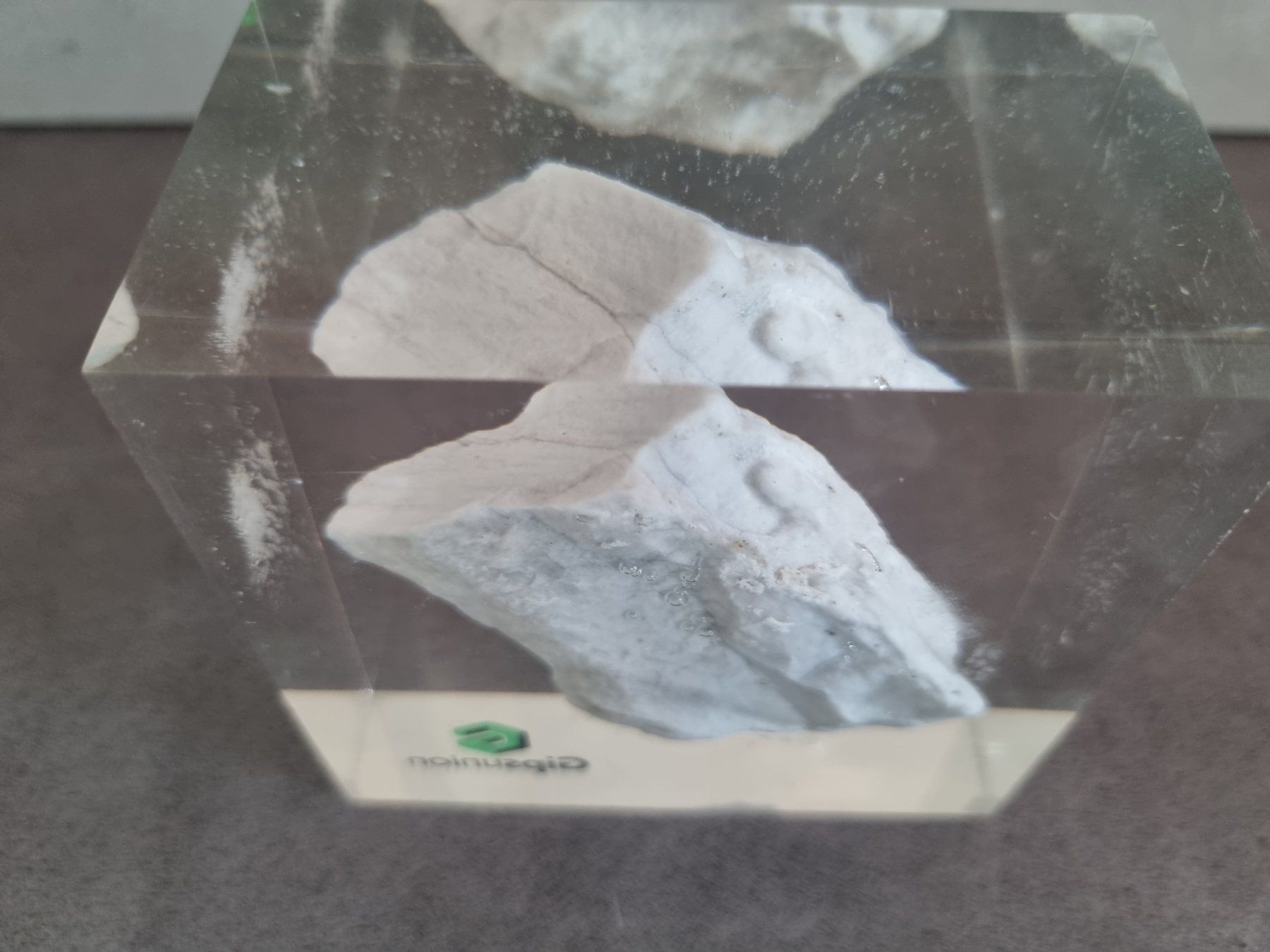 Skulpturen & Statuen: Gipsgestein in Acrylblock eingegossen. (Gipsunion) – Gebraucht aus Lenzburg von freedomky 2