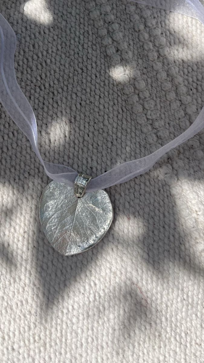 Catenine: VINTAGE SILVER FINISH EUCALYPLUS LEAF SATIN CHOKER BY SAOYA – Usato da Lugano venduto da yul_fhg2 3
