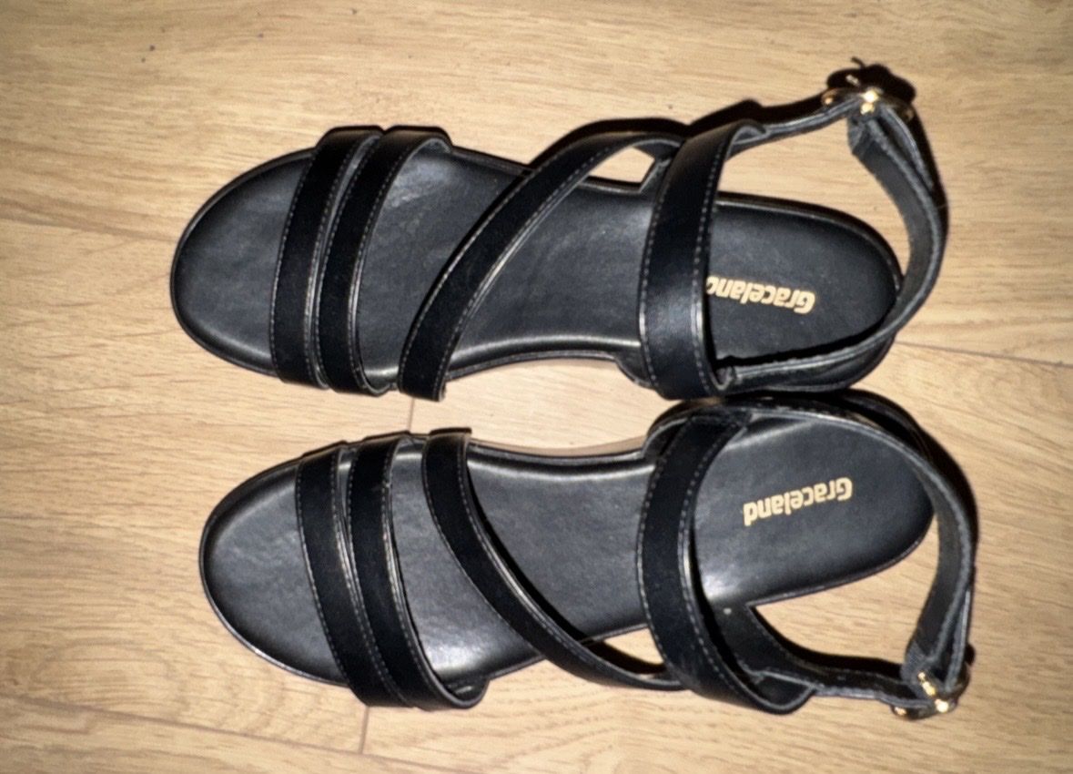 Chaussures femmes: ZWEI PAAR SANDALEN IN GR. 38 – D'occasion à Muri AG par rah_x6jr 1