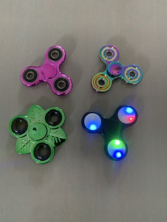 4er Set Fidget Spinner, verschiedene Farben und Designs (Gebraucht) in ...