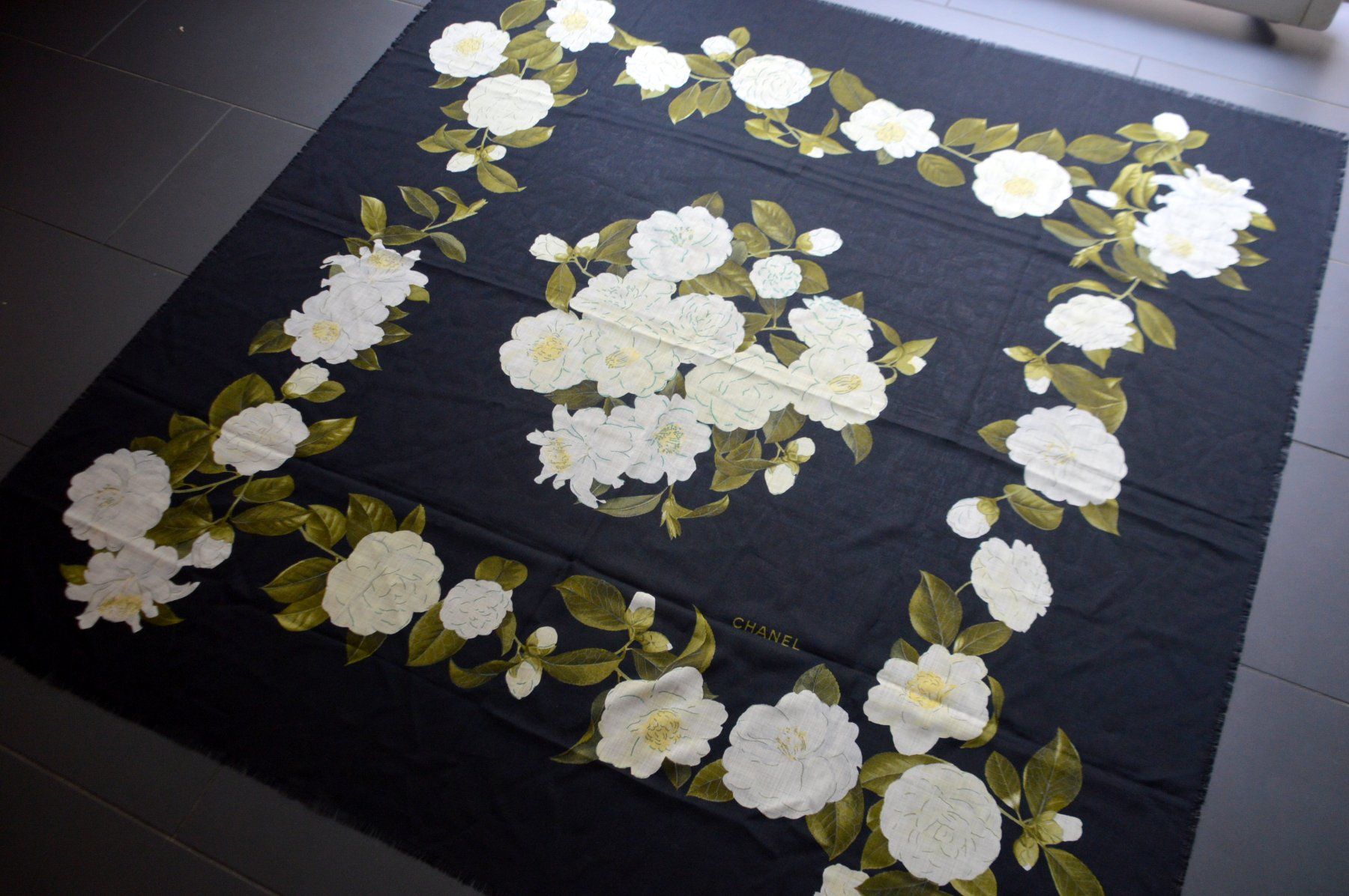 Chanel Foulard & Sciarpe: Schal / Châle Chanel 140 x 140 cm – Usato da Collonges venduto da Auganien 5