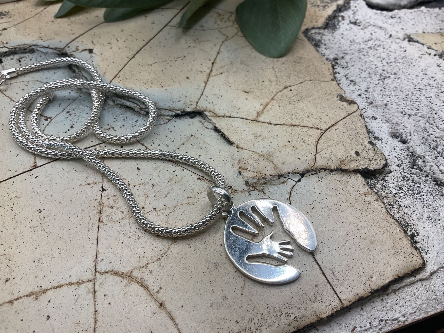 Pendentifs: Silberanhänger Mutter und Kind, Handarbeit – Neuf (Voir description) à Luzern par S.Kern01 2