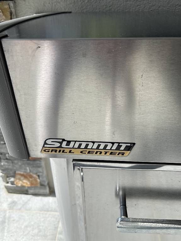 Griglie: Cuisine extérieure avec BBQ Weber Summit intégré – Usato da Jussy venduto da bru_xl8z 2