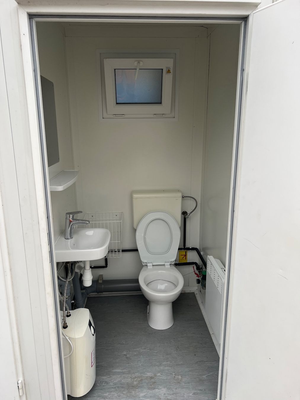 Baucontainer: Contecta Doppel-WC Anlage mit Boiler etc 2021 – Gebraucht aus Egg b. Zürich von SwissTradingAgency 3