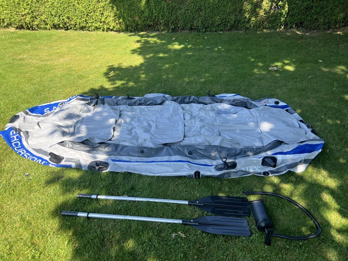 Boote: Schlauchboot INTEX Excursion 5 mit Paddel und Pumpe – Gebraucht aus St.Ursen von P.Carrel