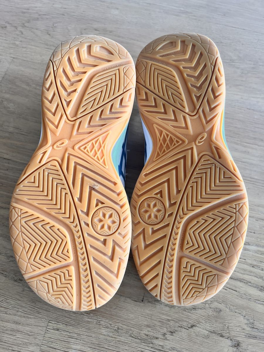 Asics Schuhe für Jungen: Asics Hallenschuhe / Gr 34.5 – Gebraucht aus Kloten von sanibunny 2