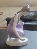 Porzellan Figur Hollohaza Ungarn handgemalt lila Kleid 60er 