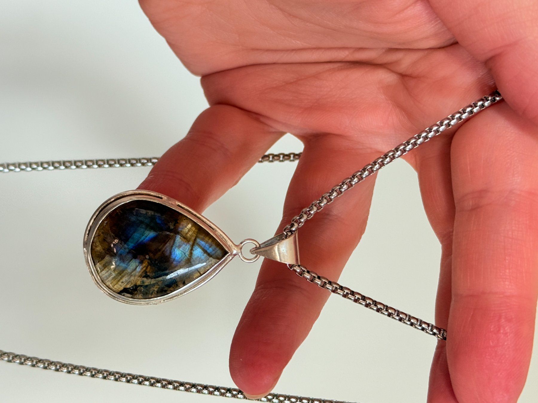 Catenine: Collier avec pendentif larme en labradorite – Nuovo e nell'imballaggio originale da Genève venduto da AGBERG 3