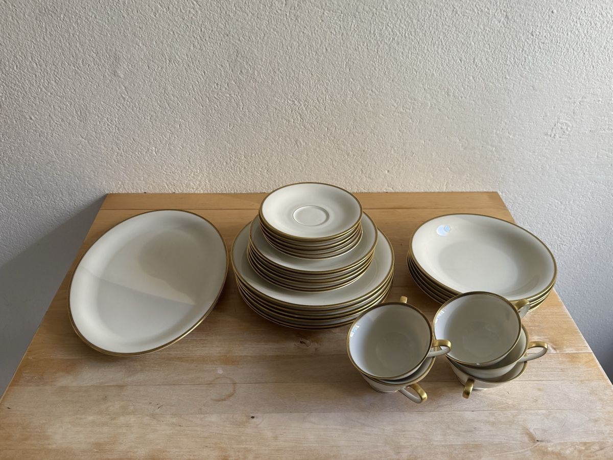 Set di piatti: Geschirrset – Usato da Zürich venduto da alyssum99