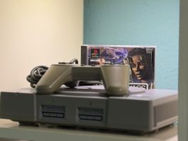 Sony PlayStation 1 Konsole mit Controller und Spiel