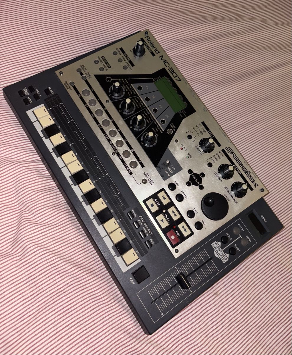 Roland Musikinstrumente: Roland MC-307  – Gebraucht aus Genève von Romanofsnow 1