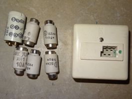 Lot de fusibles et prise téléphone vintage, parfait état