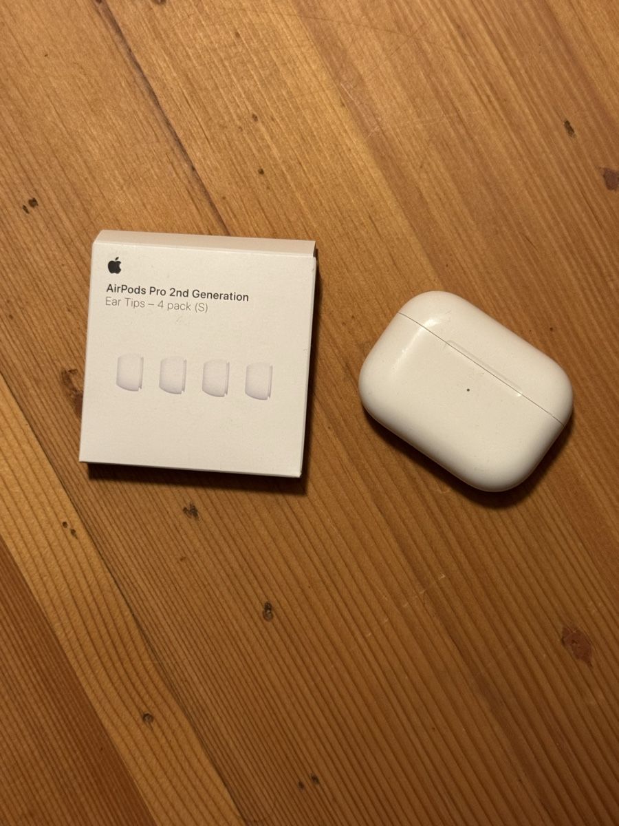 Apple Cuffie: Apple AirPods Pro 2. Gen, mit extra Ear Tips x2 – Usato da Zürich venduto da hel_l6dj 1