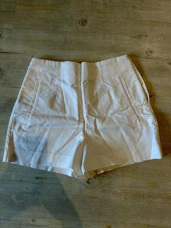 Kurze weisse Hose