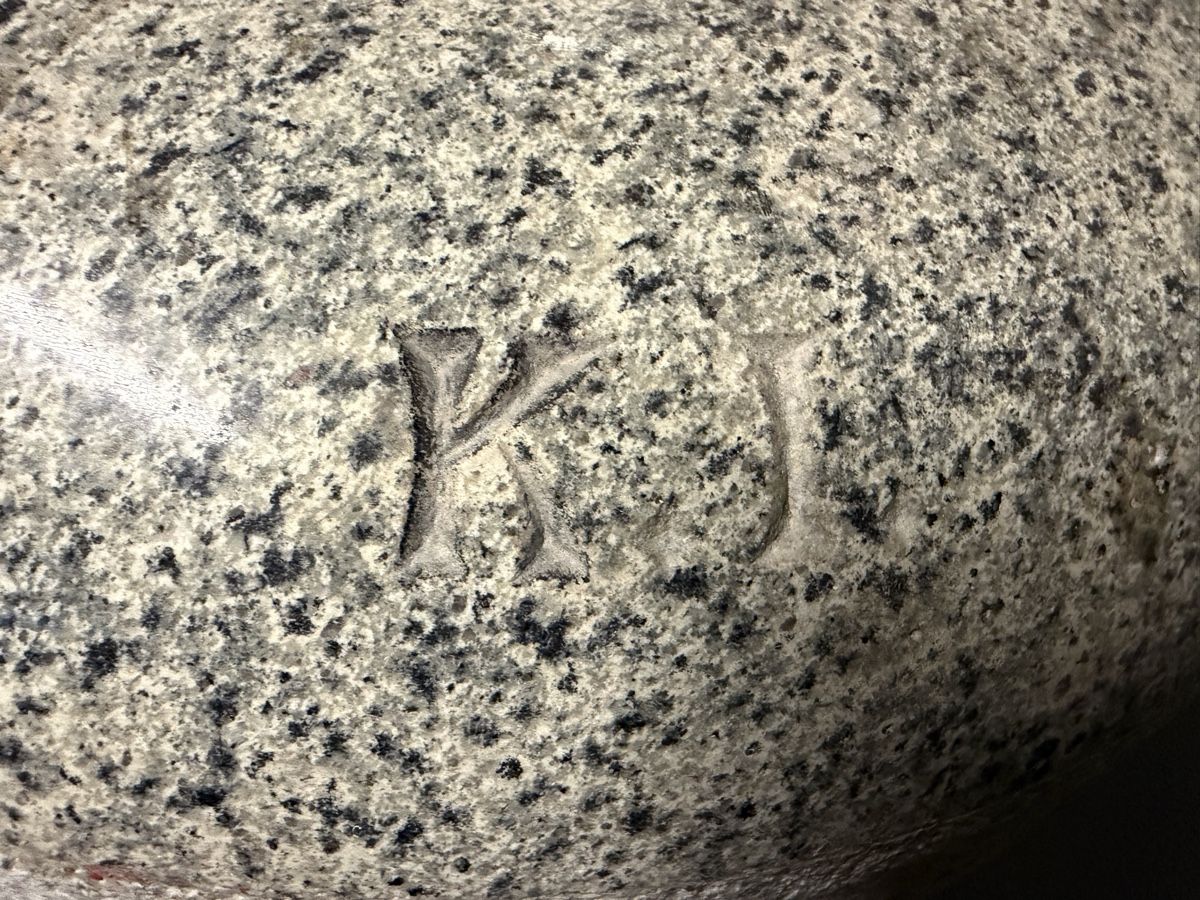 Pietre & tegole: Authentique pierre de curling vintage en granit – Usato da Conthey venduto da Cathlouz 3