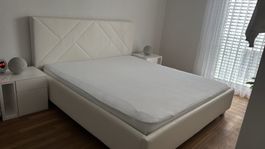 Modernes Bett mit Matratze und zwei Nachttische