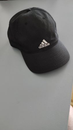Cappellino Adidas nero, perfetto per l'estate - unisex!