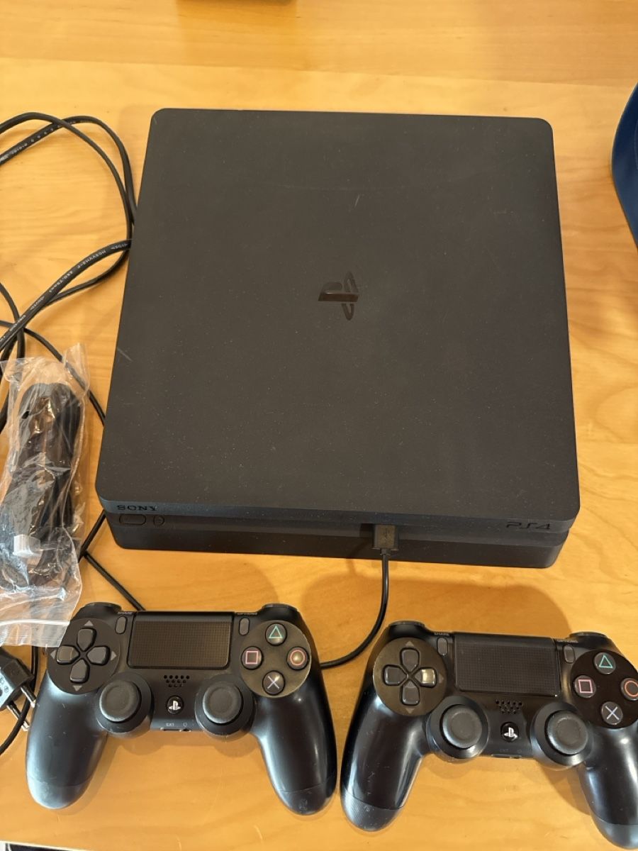 Sony Console: Ps4 1Tb mit 2 Controller – Usato da Uetendorf venduto da Loscar1
