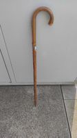 Vintage Wanderstock aus Holz mit vielen Stock Nägeln
