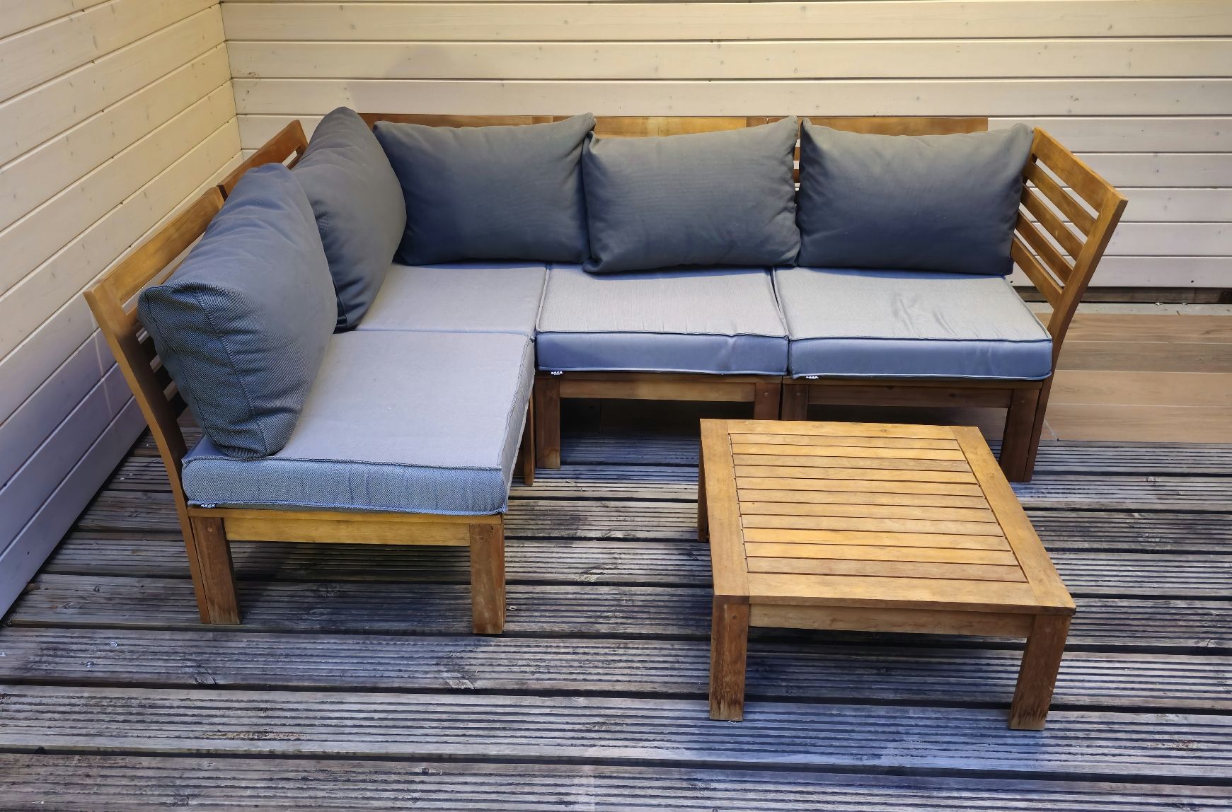 Ikea Divani: Gartenlounge Ecksofa mit Polstern und Beistelltisch – Usato da Etzgen venduto da VierRingeA6 1