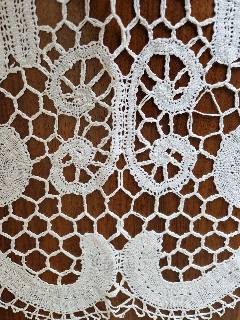 Sonstige Tischwäsche: Tischläufer 134 x85 cm/  Klöppelspitze – Gebraucht aus Bern von Antikbatik 4