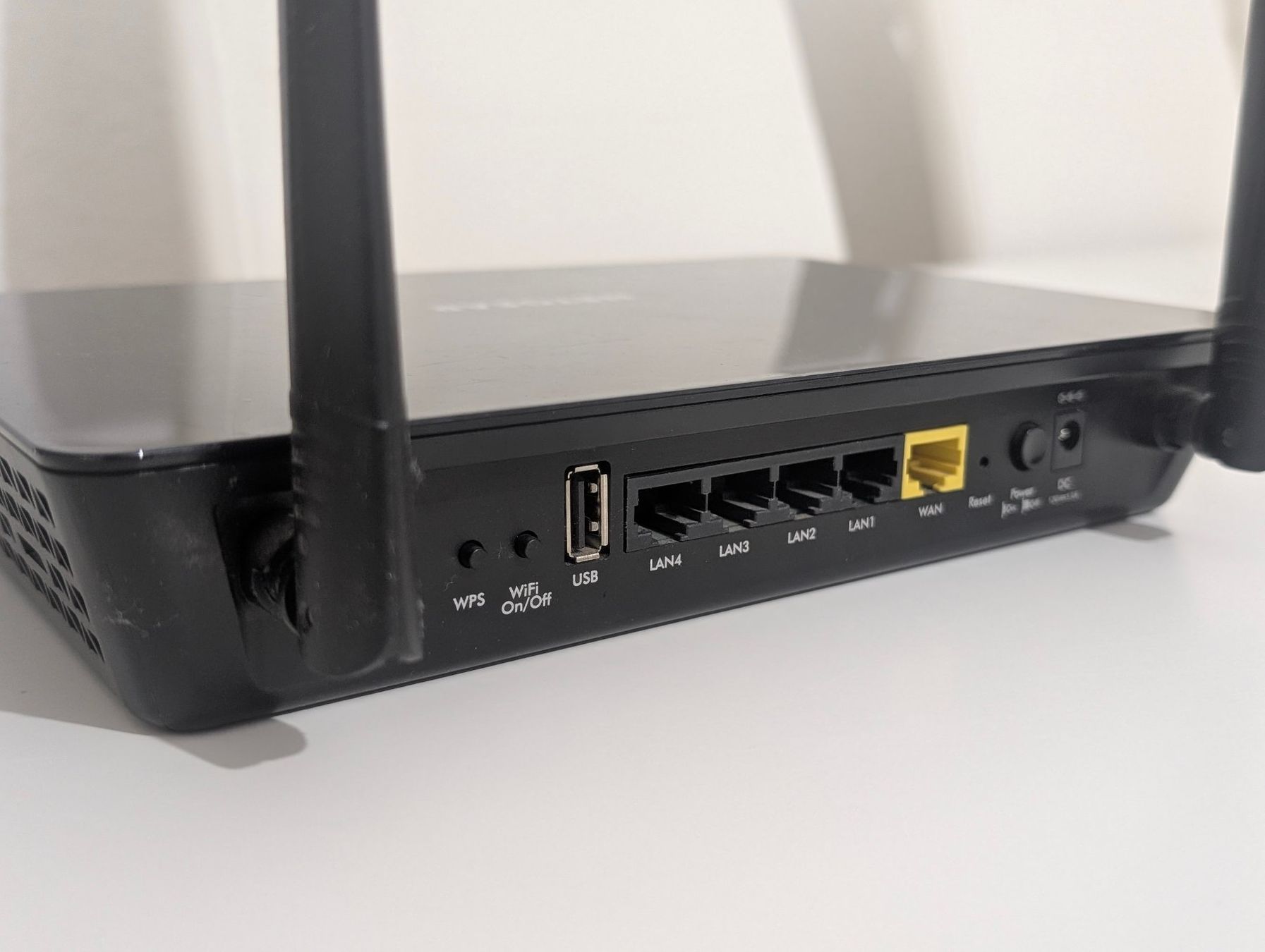 Netgear Modem & Router: Netgear AC1200 R6220 Access Point WLAN Router – Usato da Genève venduto da ssc263 1