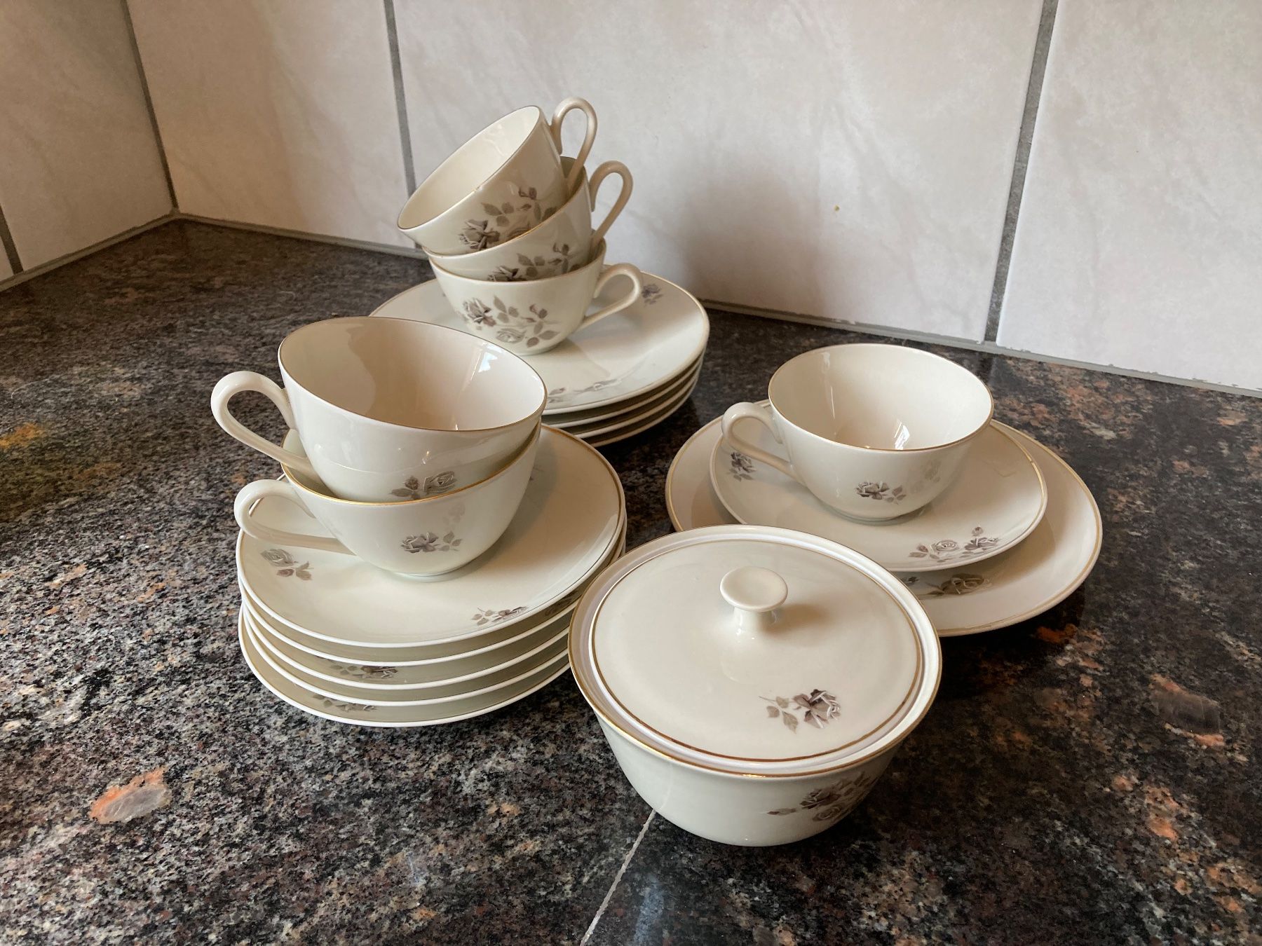 Set di piatti: Langenthaler Kaffeeservice, 21-teilig – Nuovo (secondo la descrizione) da Rüti b. Riggisberg venduto da katrin.reichenbach 2
