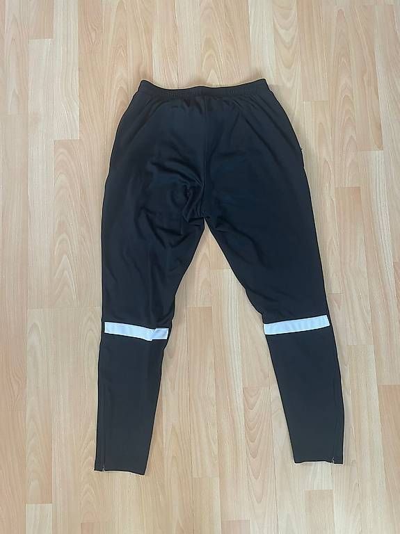 Pantaloni: 2 Trainerhosen M Erwachsenengrösse – Usato da Thun venduto da Remeli