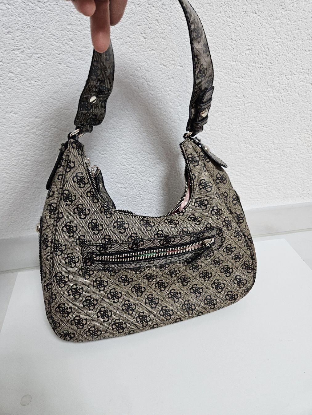 Borse da donna: Handtasche Guess braun mit Logo-Muster  – Usato da Schlieren venduto da Bestleo 3