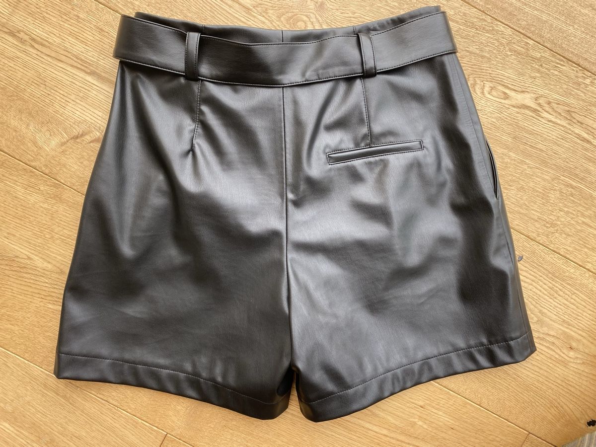 Hugo Boss Pantaloni: HUGO Kunstleder Shorts – Nuovo (secondo la descrizione) da Ittigen venduto da 132465 1