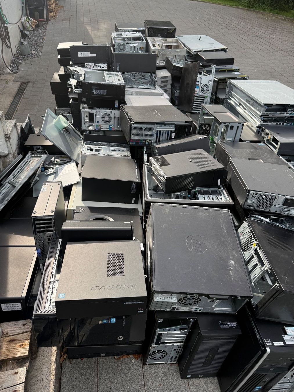 Custodie: Altmetall Server & PC Gehaeuse: ca. 1200 kg – Difettoso da Hägglingen venduto da money-4-tower 2