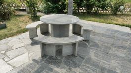 Granittisch mit 3 Sitzbank rund