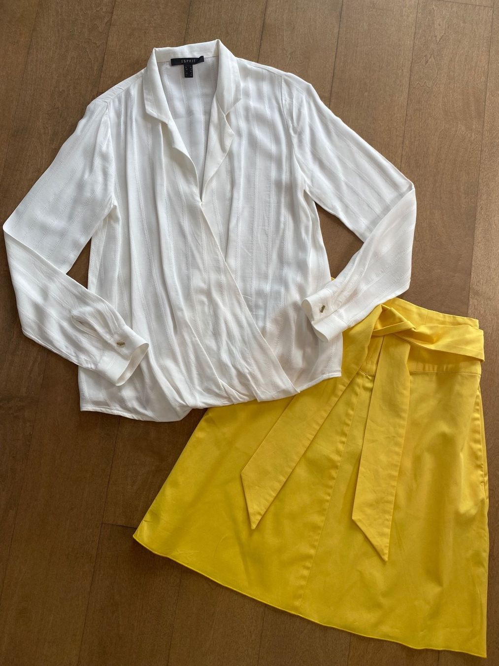 Esprit Blusen: ESPRIT - weiss-gestreifte Wickelbluse – Gebraucht aus Meilen von kleisi01
