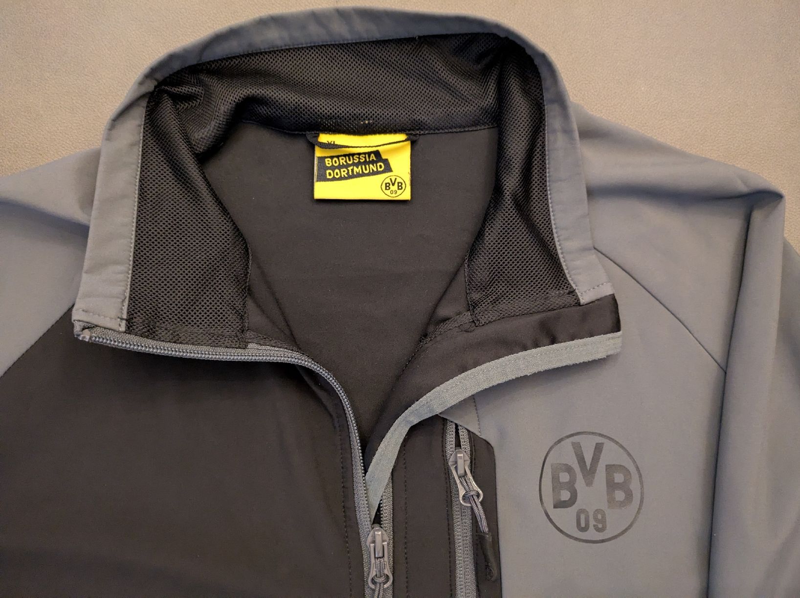 Giacche: BVB Fanartikel: leichte Trainer-/Windjacke XL – Usato da Rorbas venduto da Saller82 1