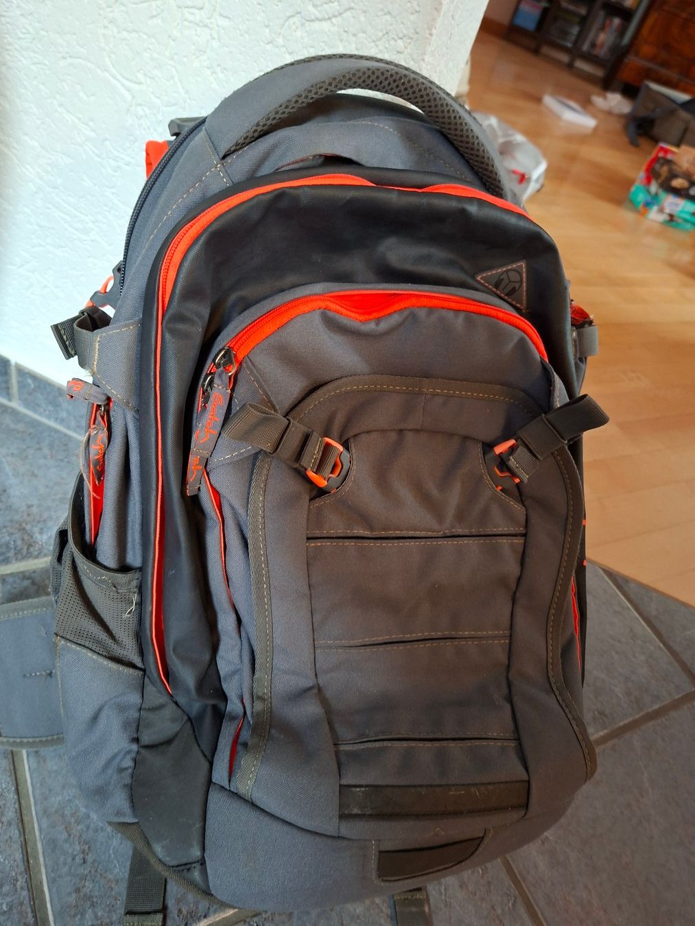 Satch Borse & Zaini: Schulrucksack SATCH grau/rot – Usato da Wil SG venduto da Arisar