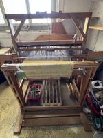 Traditioneller Holz-Webstuhl / Handwebstuhl mit Zubehör