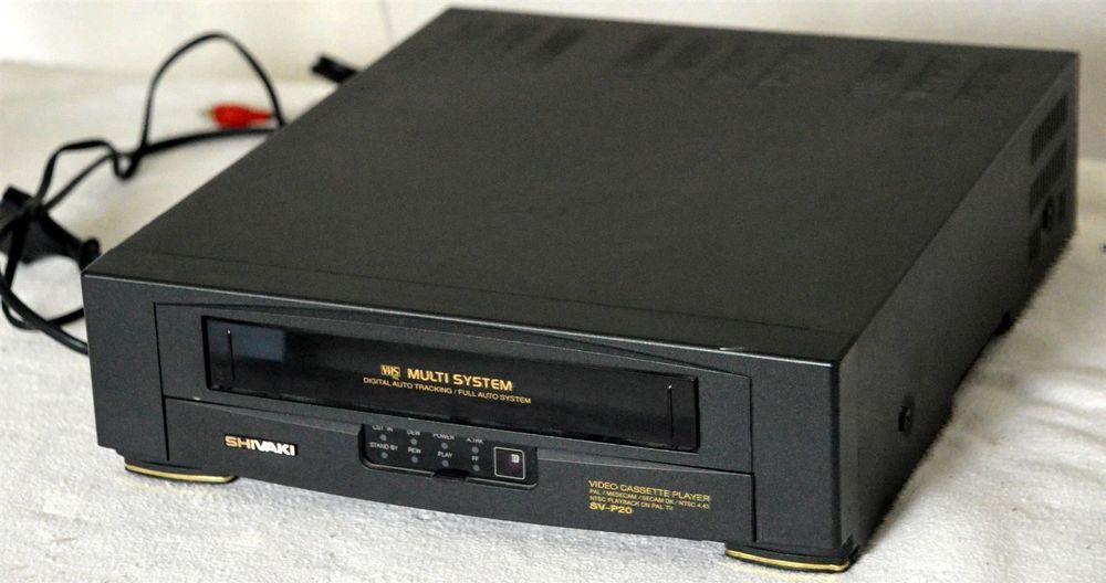 Vieux Magnétoscope Et Cassettes De VHS Photo stock - Image du désuet