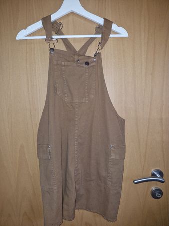braunes Latzhosenkleid
