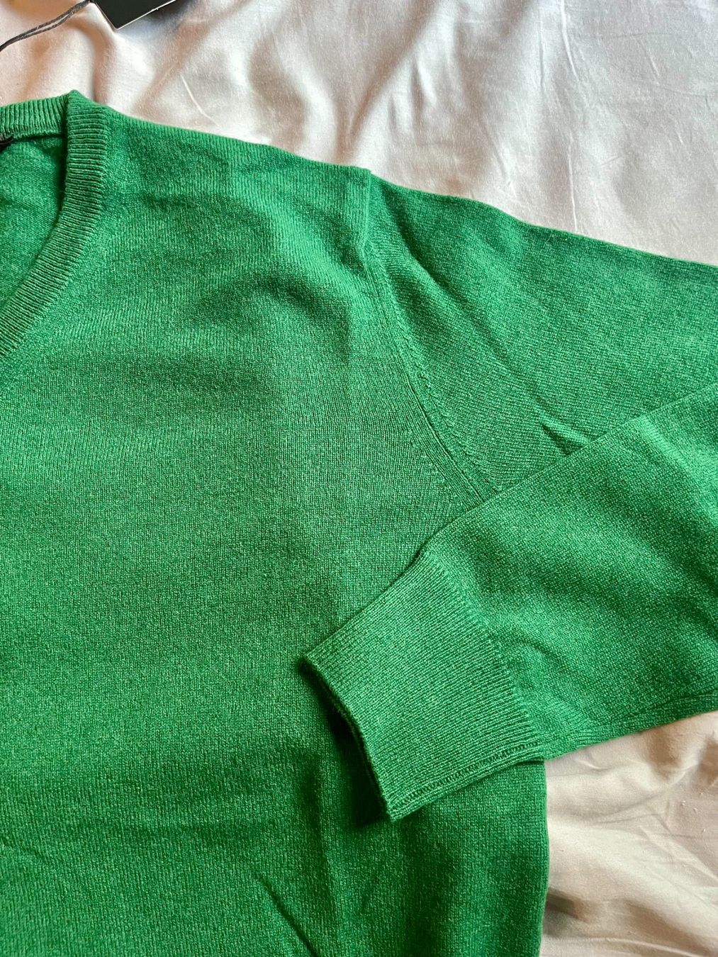 Pulls & Sweat-shirts: Kaschmirpullover mit V-Ausschnitt – Neuf avec emballage d'origine à Zürich par Marghensy 2