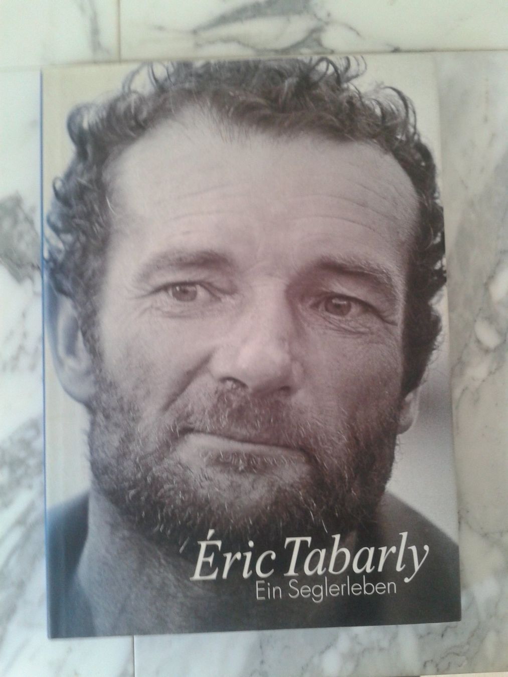 Libri: Buch "Eric Tabarly" Ein Seglerleben - neuwertig vergriffen – Nuovo (secondo la descrizione) da Camorino venduto da Campellino