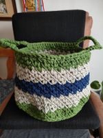 gehäckelter Korb mit Bobinigarn Holzboden Höhe 27cm Breite30