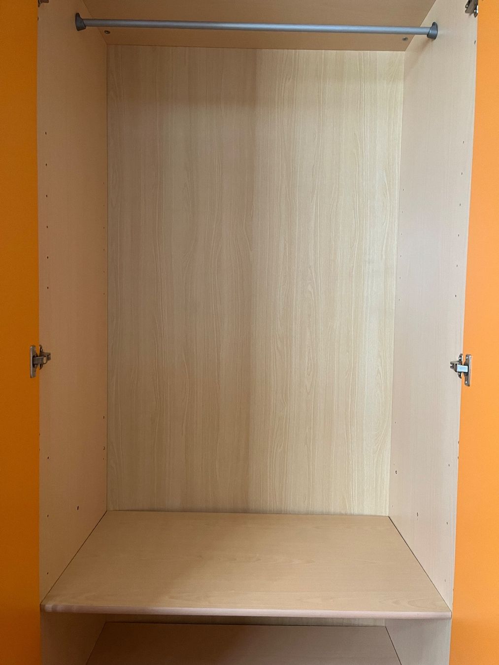 Schränke: Orangefarbener Eckkleiderschrank mit Schubladen – Gebraucht aus Echandens von lillisfashion 2