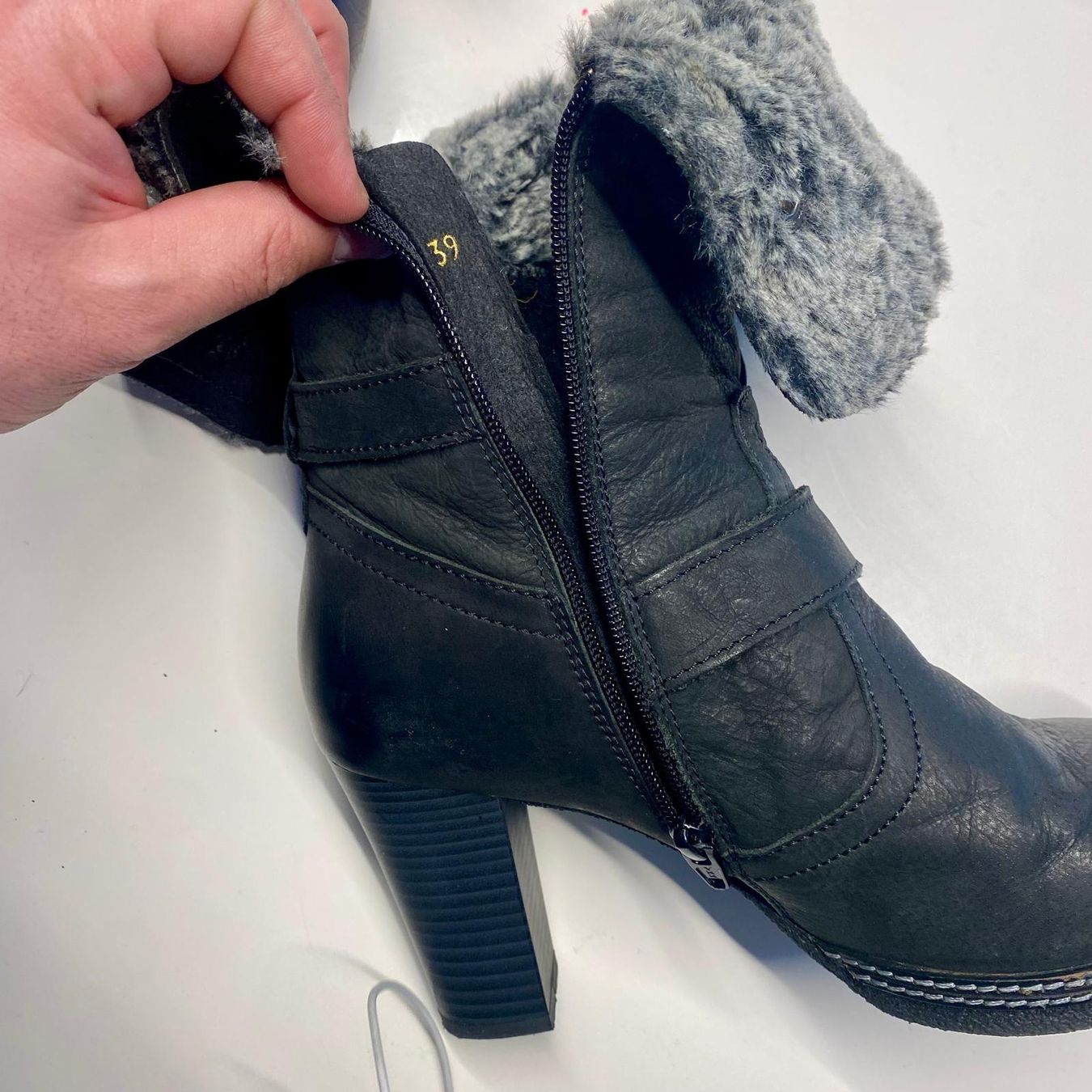 Scarpe da donna: Schwarze Winterstiefeletten mit Absatz, Grösse 39 – Usato da Krauchthal venduto da SamsPuce 2