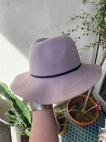 Chapeau feutre lilas large bord bande noire occasion