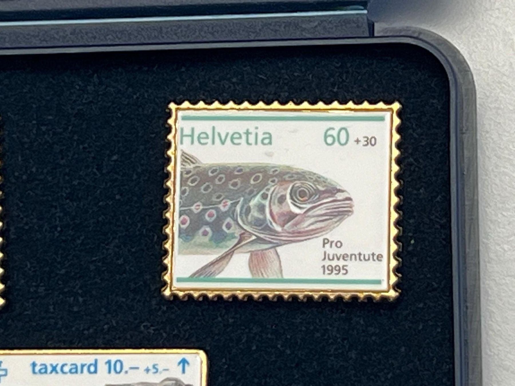 Tutti i francobolli: 2 Set Pro-Juventute-Pins 1993+1995 Briefmarken – Nuovo e nell'imballaggio originale da Vaduz venduto da Unikate-Markt 6