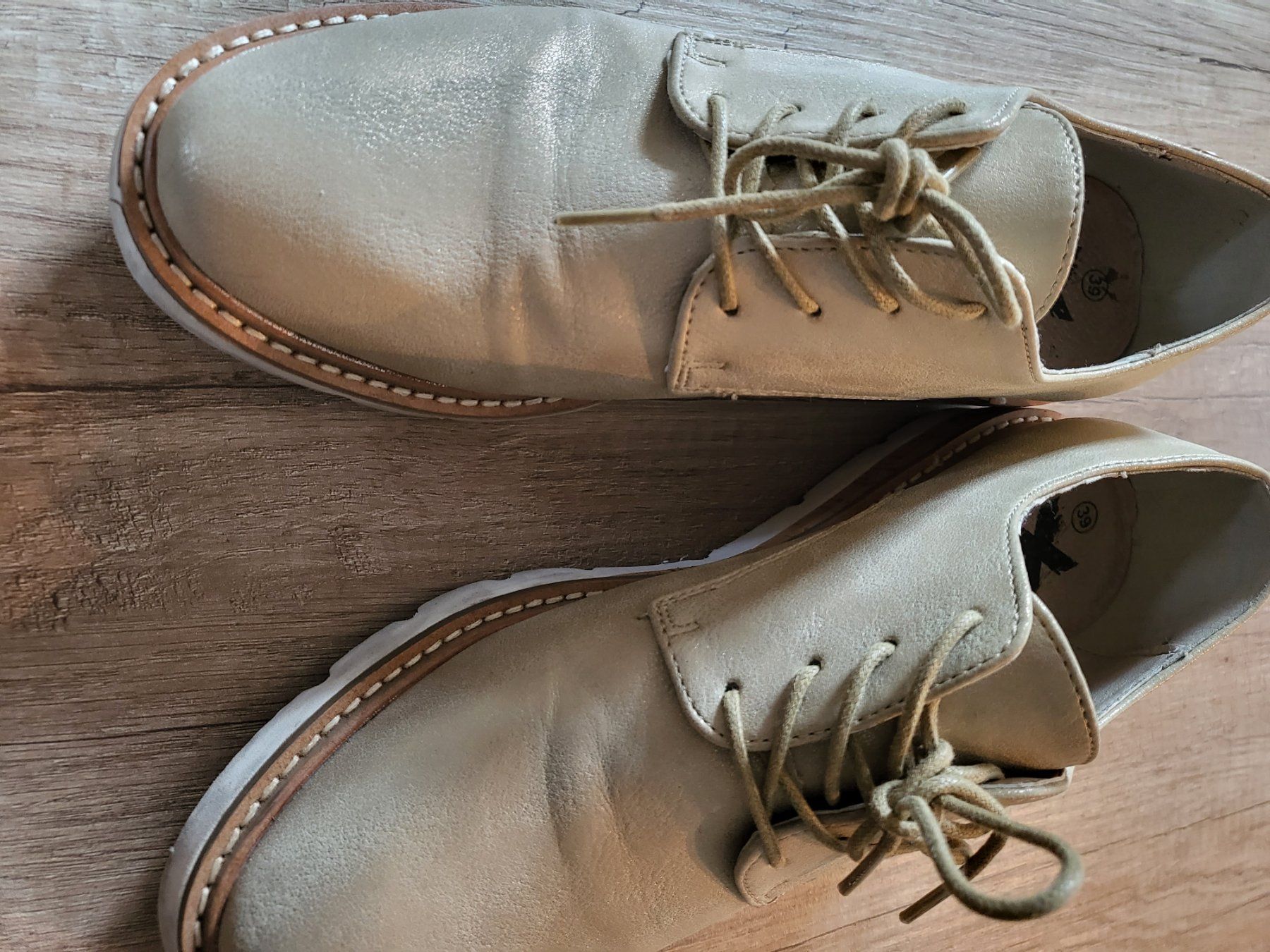 Scarpe da donna: Schöne goldfarbige bequeme Schuhe – Usato da St. Niklaus VS venduto da BrittaR 2